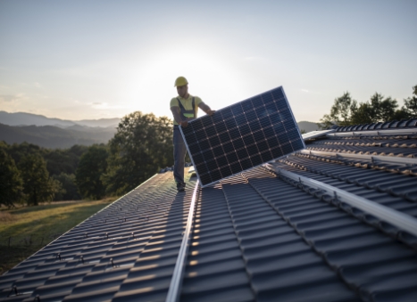 Photovoltaikanlage während des Baus